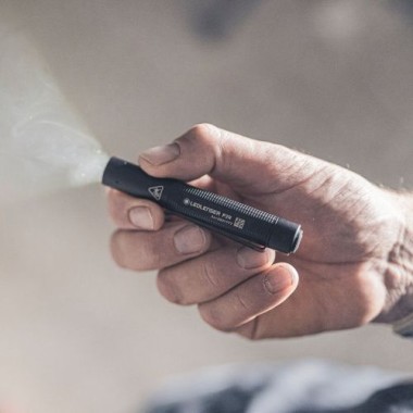 Preview: Ledlenser P2R LED wiederaufladbare Taschenlampe, 200 Lumen, USB-C, 90m Zoom, IP54, 8 Stunden Laufzeit, 36g Licht, USB-C Mini Licht für Camping, Wandern, Hundespaziergang P2R 200 lm 503097