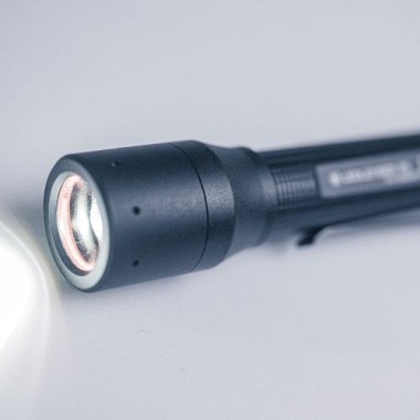 Ledlenser P5 LED Taschenlampe, 200 Lumen, 170 m Zoomfokus, IP54, 8 Stunden Laufzeit, 80 g Mini-Licht für Camping, Wandern, Werkstatt, Hundespaziergang, Outdoor-Taschenlampe P5 200 lm 503100