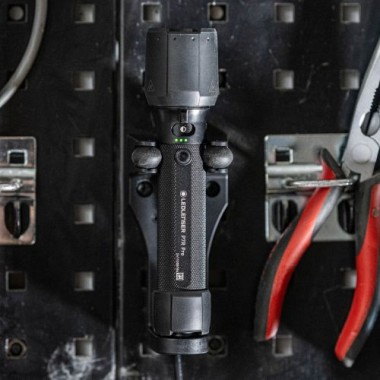 Ledlenser P7R Pro LED Taschenlampe, wiederaufladbar, 2000 Lumen, 320m Fokus, 8 Modi, hoher CRI, USB-C, IP68 wasserdicht, 60 Stunden Betriebszeit, Werkstattlampe für Mechaniker, Garage, professionelles P7R Pro 2000 lm 503103