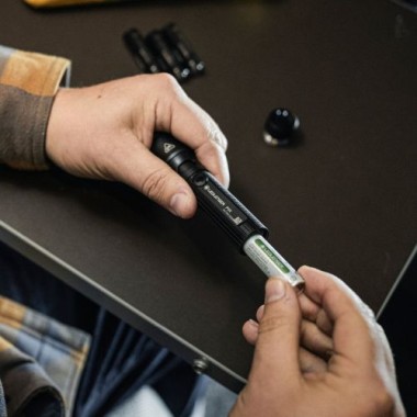 Preview: Ledlenser P5R LED Taschenlampe, wiederaufladbar, 750 Lumen, 280m Fokus, USB-C, IP68 wasserdicht, 20 Stunden Laufzeit, Mini-Außenleuchte für Camping, Wandern, Hundespaziergänge P5R 750 lm 503109