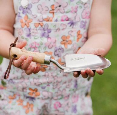 Preview: Kent & Stowe Kinder-Handschaufel – leichte Blumen-Kelle aus Edelstahl für Kinder, aus Eschenholz, Länge: 20 cm, 734862