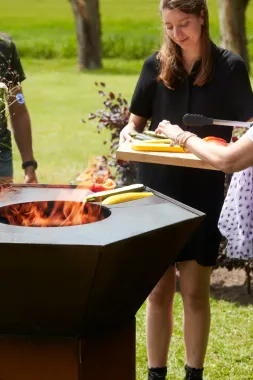 Barbecook Feuerschale mit Feuerplatte Nestor Original BBQ Grill aus Cortenstahl, 92x92x101cm, BC-WOO-6023