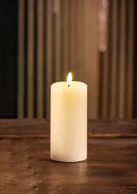 Preview: Schlaraffenland 3D LED Kerze NOVITA creme, D7,5 H15 cm, Echtwachs, 11833