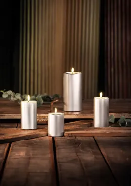 Preview: Schlaraffenland 3D LED Kerze NOVITA silber, D7,5 H15 cm, Echtwachs, 11845