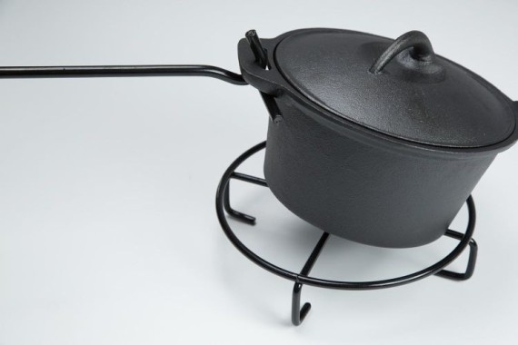 ACTIVA Dutch Oven 7-teiliges Set in Holzkiste, Gusseisen, mit Kochtopf, Stieltopf, Grillplatte, Pfanne, Deckelheber und Untersetzer, 20080