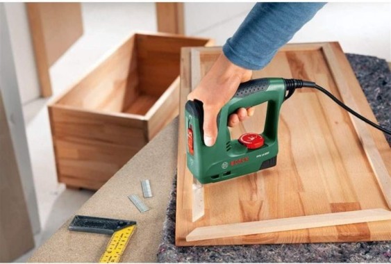 Preview: Bosch Elektrotacker PTK 14 EDT + 1000 Klammern  0603265500