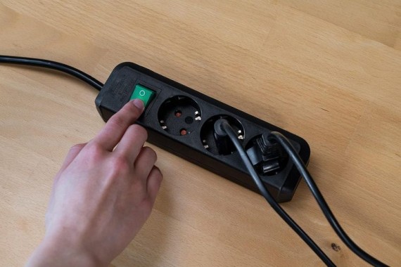 Brennenstuhl Eco-Line, Steckdosenleiste 3-fach mit erhöhtem Berührungsschutz, Schalter und 5m Kabel schwarz, 1152900