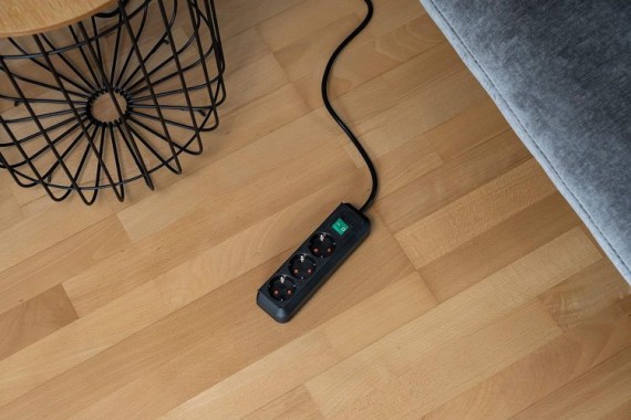 Brennenstuhl Eco-Line, Steckdosenleiste 3-fach mit erhöhtem Berührungsschutz, Schalter und 5m Kabel schwarz, 1152900
