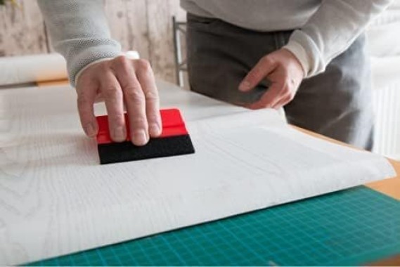 d-c-fix Klebefolie Perlmuttholz Weiß, 67,5 cm x 2 m, selbstklebend Deko-Folie für Möbel, F3468039