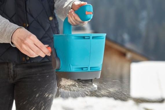 Preview: Gardena Handstreuer M, für einfaches Ausbringen von Dünger, Samen und Streusalz, 4-stufige Mengeneinstellung, 00431-20