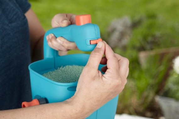 Preview: Gardena Handstreuer M, für einfaches Ausbringen von Dünger, Samen und Streusalz, 4-stufige Mengeneinstellung, 00431-20