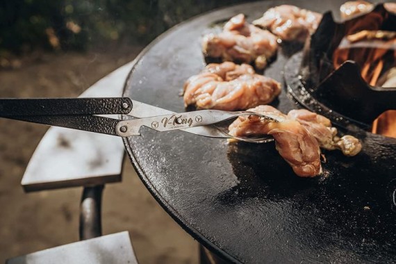 Moesta-BBQ 10504 Grillzange V-Tong 43 cm – Servierzange mit Holzgriff – Multifunktionale Fleischzange mit Flaschenöffner 43cm 10504