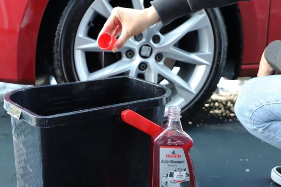 NIGRIN Autoshampoo Konzentrat, 1 Liter, entferntstarke Verschmutzungen, mit Orangen-Duft, 73920