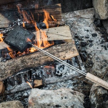 Petromax Sandwicheisen Form, Schwarz - Robustes Gusseisen Sandwichmaker, Ideal für Lagerfeuer, Camping & Outdoor-Küche, Perfekt für Toasts und Sandwiches sw-iron