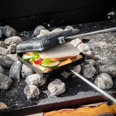 Petromax Sandwicheisen Form, Schwarz - Robustes Gusseisen Sandwichmaker, Ideal für Lagerfeuer, Camping & Outdoor-Küche, Perfekt für Toasts und Sandwiches sw-iron