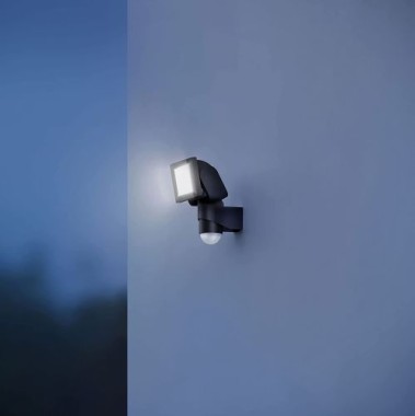 Steinel LED Außenstrahler LS 150 S schwarz, 240° Bewegungsmelder, max. 12 m Reichweite, Schwenkbar, 052546