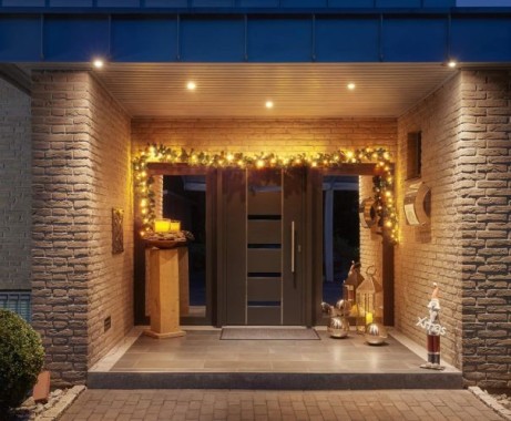 Preview: Tannengirlande 5 Meter mit 80 LED beleuchtet, inkl. 10 Meter Zuleitung, für Innen & Außen geeignet, warmweiß, 40288