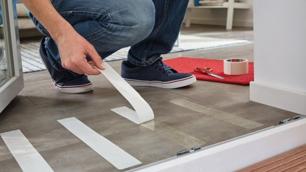 Preview: tesa Verlegeband rückstandsfrei entfernbar - 10 m x 50 mm, 55731-00011-11