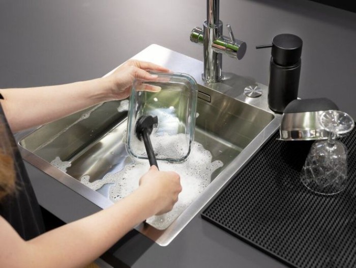 WENKO Spülbürste Cuvo, Reinigungsbürste mit ergonomischem Griff & Schaber, 55033100