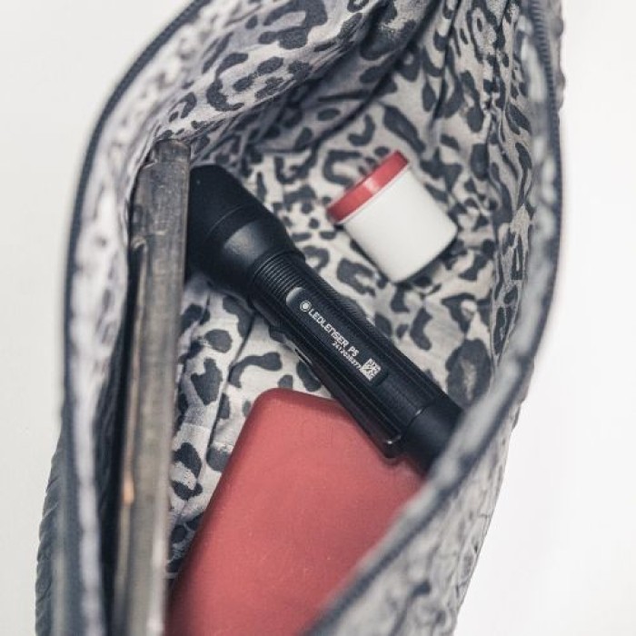 Ledlenser P5 LED Taschenlampe, 200 Lumen, 170 m Zoomfokus, IP54, 8 Stunden Laufzeit, 80 g Mini-Licht für Camping, Wandern, Werkstatt, Hundespaziergang, Outdoor-Taschenlampe P5 200 lm 503100