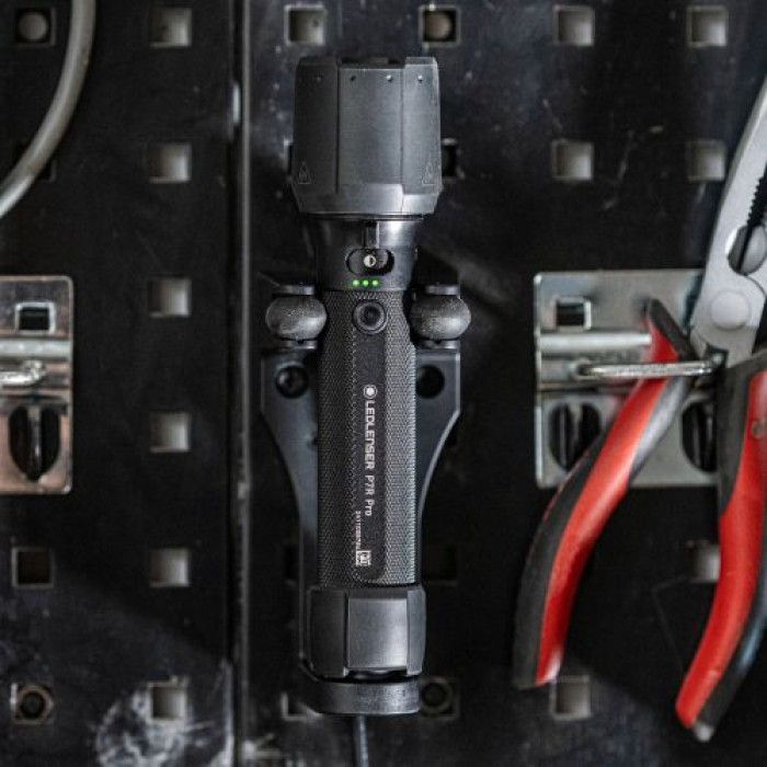 Ledlenser P7R Pro LED Taschenlampe, wiederaufladbar, 2000 Lumen, 320m Fokus, 8 Modi, hoher CRI, USB-C, IP68 wasserdicht, 60 Stunden Betriebszeit, Werkstattlampe für Mechaniker, Garage, professionelles P7R Pro 2000 lm 503103
