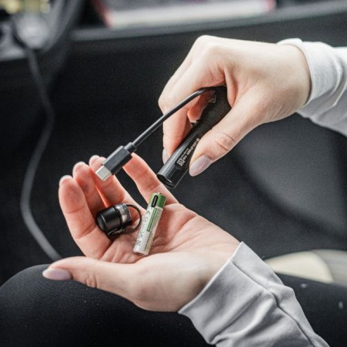 Ledlenser P3R Mini LED Taschenlampe wiederaufladbar, 200 Lumen, 130m Fokus, USB-C, IP54, 8 Stunden Laufzeit, leichte 41g Schlüsselanhänger Kinderleuchte, für Camping, Hundespaziergang P3R 200 lm 503107