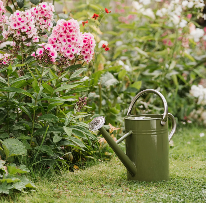 Kent & Stowe 4,5 Liter Vintage Gießkanne in olivgrün – im klassisch englischen Stil mit 2 Griffen, 735715