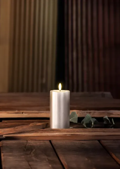 Schlaraffenland 3D LED Kerze NOVITA silber, D7,5 H15 cm, Echtwachs, 11845