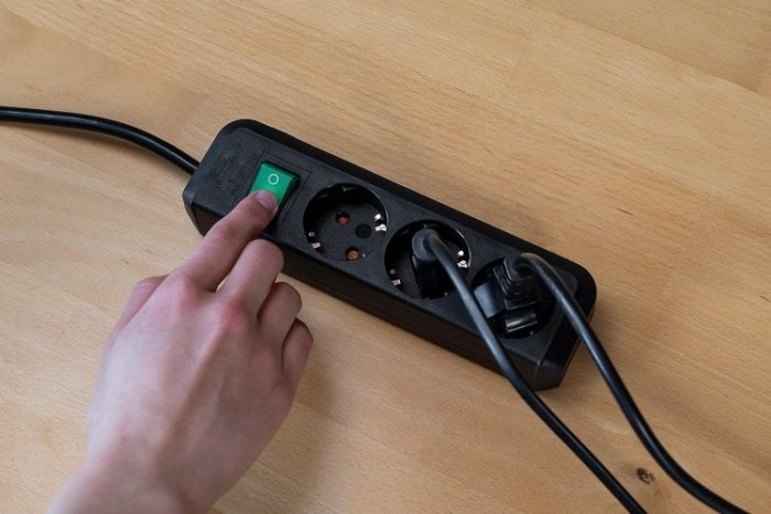 Brennenstuhl Eco-Line, Steckdosenleiste 3-fach mit erhöhtem Berührungsschutz, Schalter und 5m Kabel schwarz, 1152900
