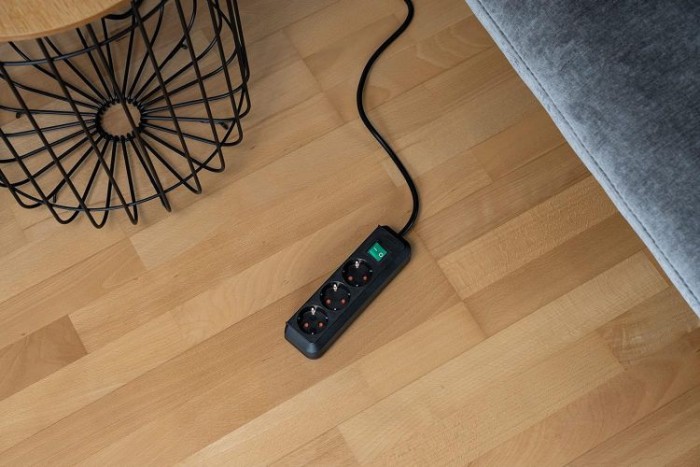 Brennenstuhl Eco-Line, Steckdosenleiste 3-fach mit erhöhtem Berührungsschutz, Schalter und 5m Kabel schwarz, 1152900