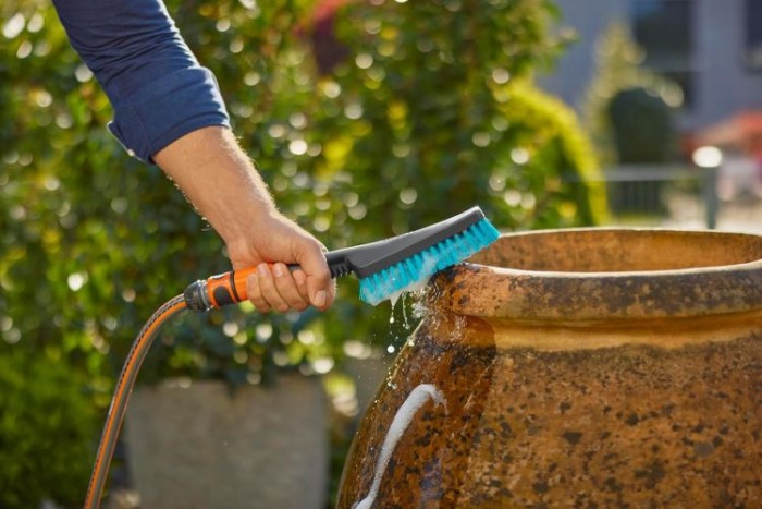 Gardena Cleansystem Handbürste S Hard, mit Schlauchanschluss, für kleinere Flächen, 18844-20