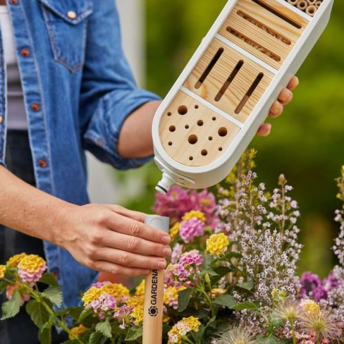 Gardena ClickUp! Insektenhotel: Schutzgehäuse für Artenvielfalt, wetterfest, ganzjährig einsetzbar, sichere Bodenfixierung (11370-20) Insektenhotel Single 11370-20