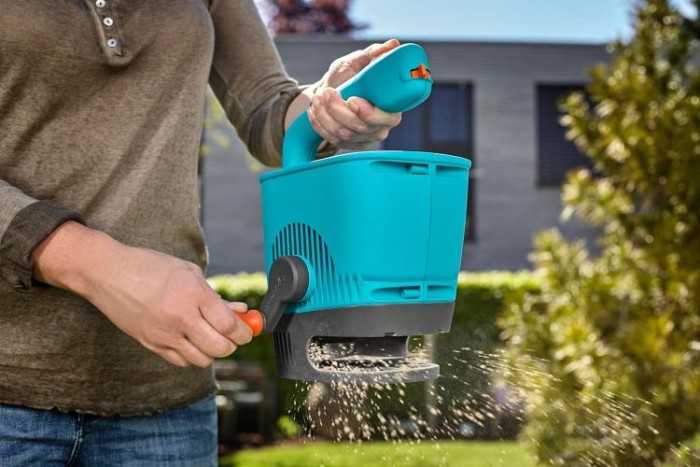 Gardena Handstreuer M, für einfaches Ausbringen von Dünger, Samen und Streusalz, 4-stufige Mengeneinstellung, 00431-20