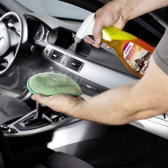 SONAX CockpitStar Cockpitreiniger reinigt und pflegt alle Kunststoffteile im Auto, 750 ml, 02494000