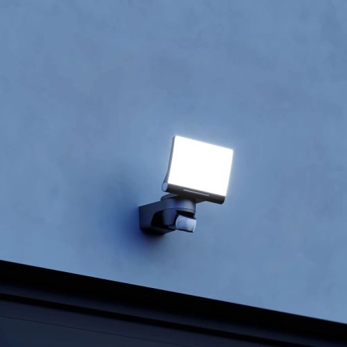 Steinel LED-Strahler XLED Home 2 S Schwarz, voll schwenkbar, 13,7 W, 180° Mit Bewegungsmelder, 10 m Reichweite, 033071