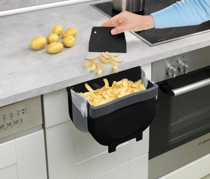WENKO Tür-Abfalleimer Mod. Fago 5 L Schwarz faltbarer Mülleimer für Küchenabfälle, 55028100